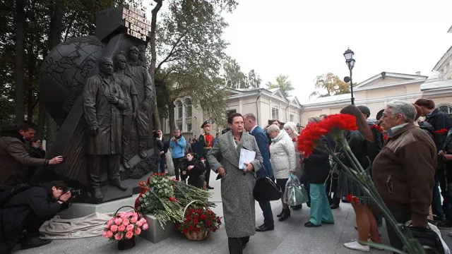 Москвад цар тахлын эсрэг тэмцэж буй эмч нарт зориулсан хөшөөг нээв
