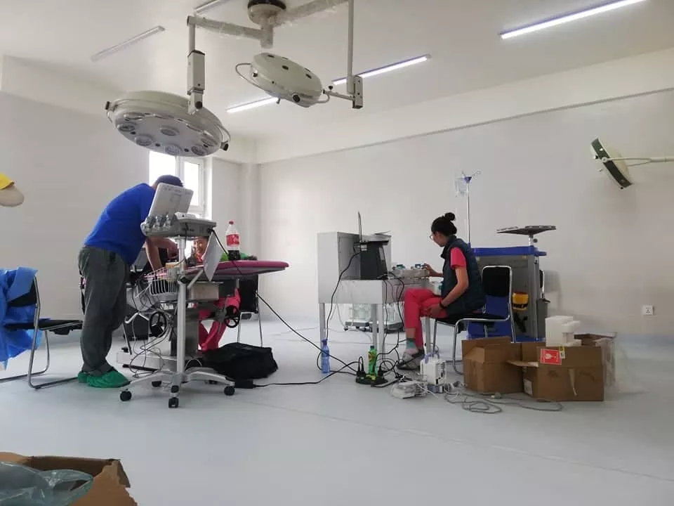 Эмнэлгийн тоног төхөөрөмжийн хэвийн ажиллагааг шалгаж тохируулга хийж байна
