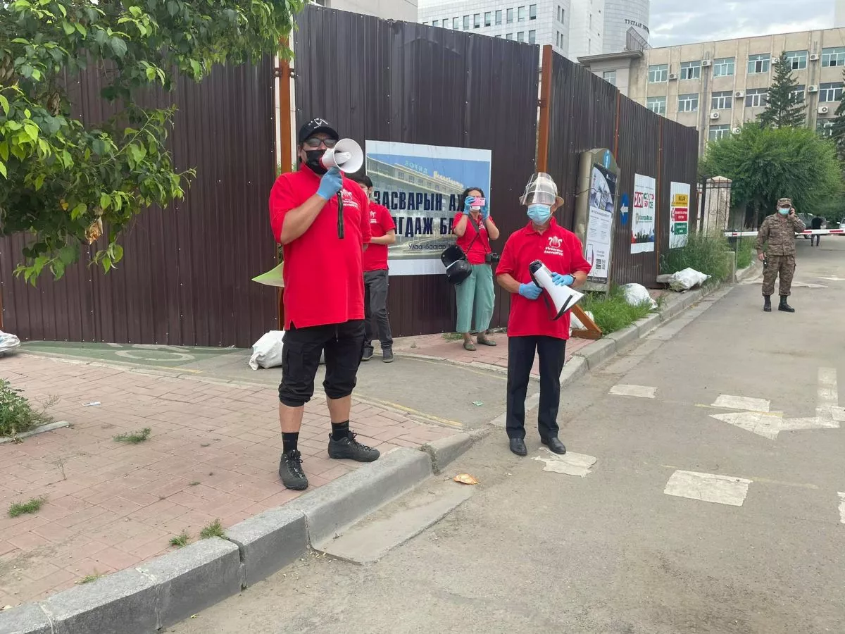 Багш, оюутнууд болон төгсөгчид газраа нэхэн жагсаж байна