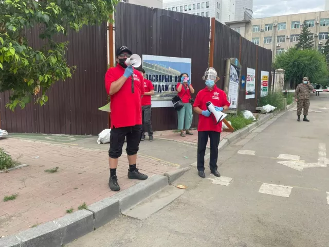 Багш, оюутнууд болон төгсөгчид газраа нэхэн жагсаж байна