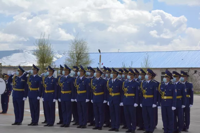 Сонсогчид офицерын бүрэлдэхүүнд элсэн орлоо