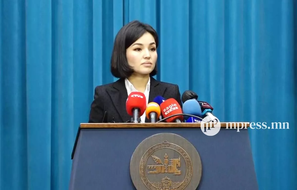 Засгийн газрын хуралдаанаас гаргасан шийдвэрийн талаар мэдээлэл хийж байна