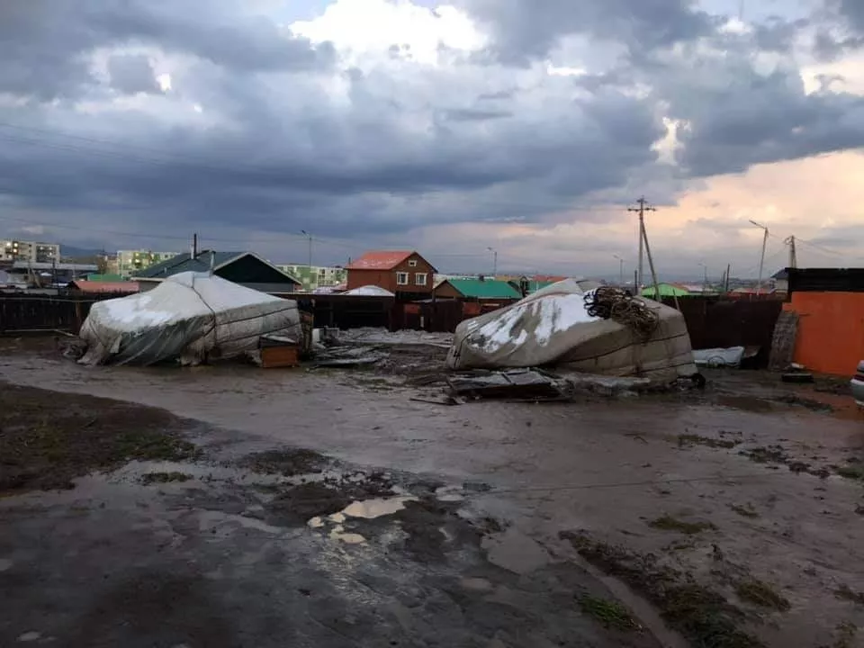 Фото: Налайх дүүрэгт их хэмжээний үер буужээ