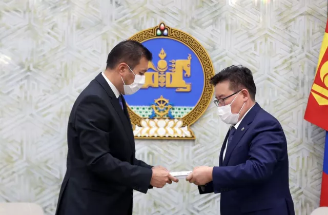 Газрын тухай хуулийн төслийг УИХ-ын дарга Г.Занданшатарт өргөн барилаа