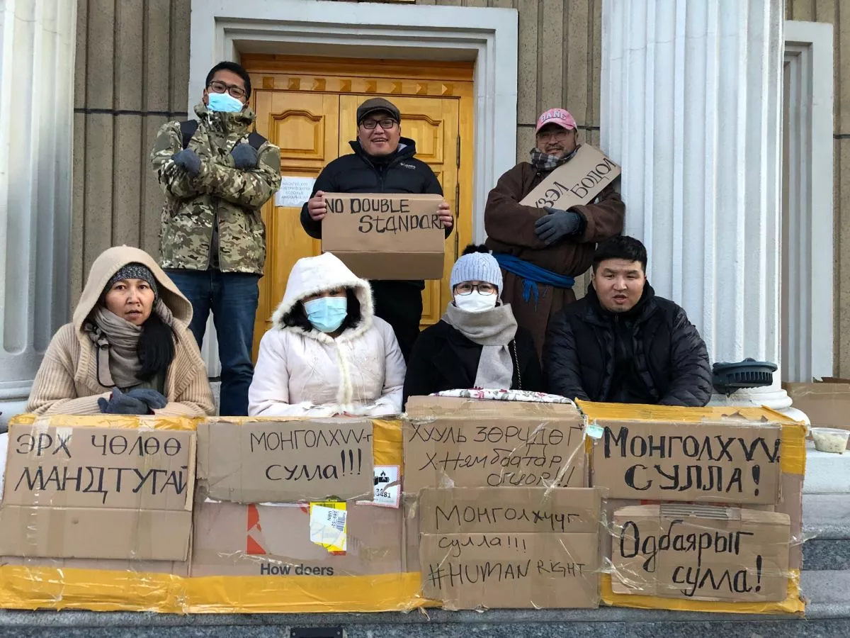 Хууль зүйн яамны гадаа иргэд хоножээ