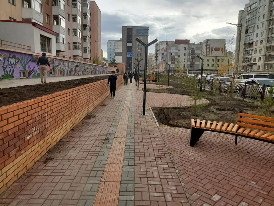 84 дүгээр сургуулийн урд талын, гарааш чөлөөлсөн талбайг тохижуулж дууслаа