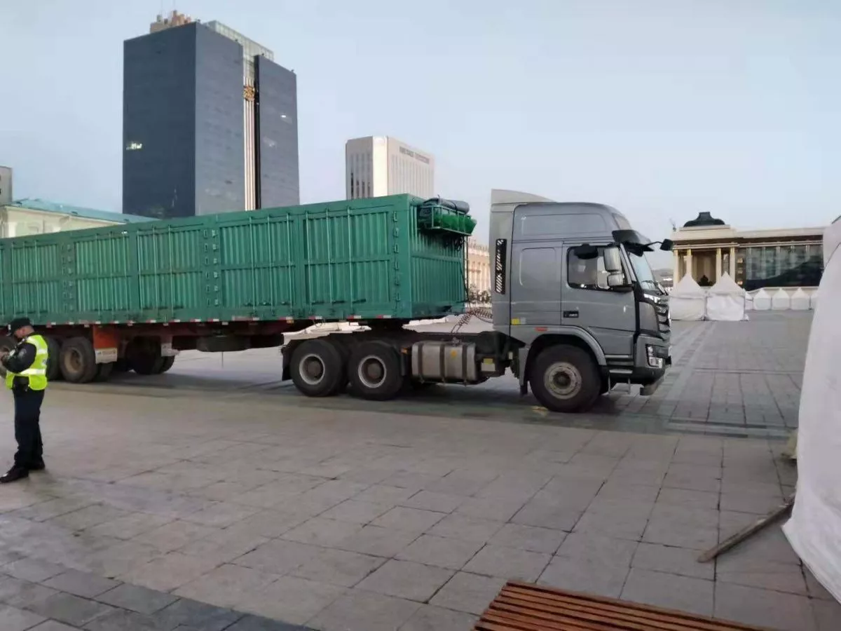 Нүүрс тээврийн автомашинтайгаа төв талбай дээр эсэргүүцлээ илэрхийллээ