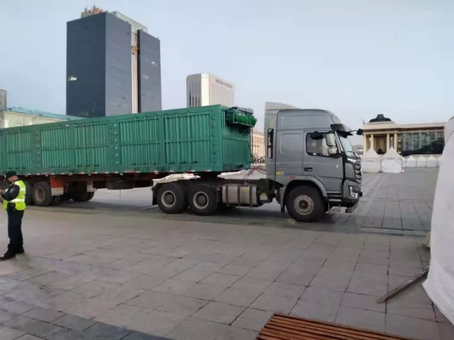 Нүүрс тээврийн автомашинтайгаа төв талбай дээр эсэргүүцлээ илэрхийллээ