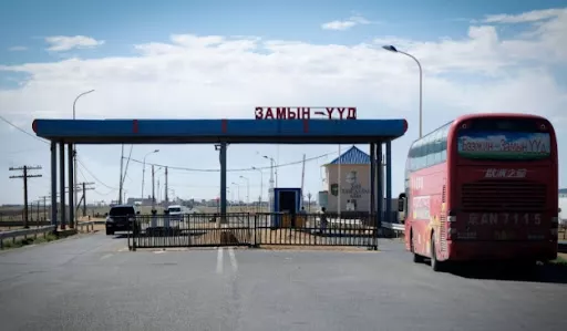 Замын-Үүдийн хилийг тодорхойгүй хугацаагаар хаасан гэх албаны мэдээ ГАРААГҮЙ