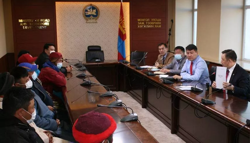 Цогтцэций-Чойрын шороон замын нөхцөл байдалтай гурван тал хамтарч танилцана