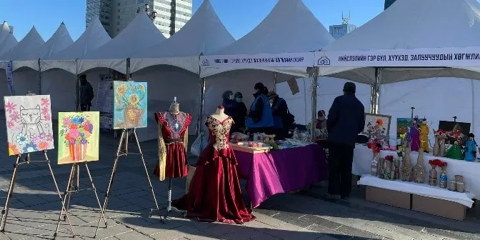 Асрамж, халамжийн төвийн хүүхдүүдийн бүтээлийг дэлгэлээ