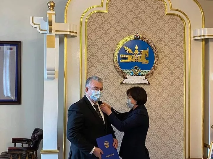 ДЭМБ-ын суурин төлөөлөгчийг Алтан гадас одонгоор шагналаа