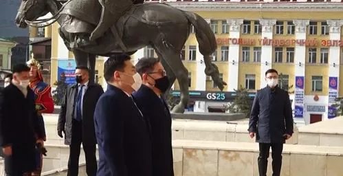 Их эзэн Чингис хааны хөшөөнд хүндэтгэл үзүүллээ