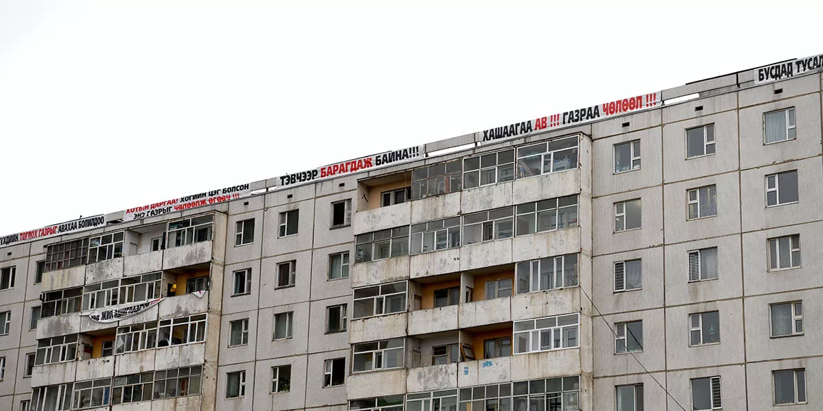 Бага насны 2 хүүхэд цонхоор унах гэж байсныг аварчээ