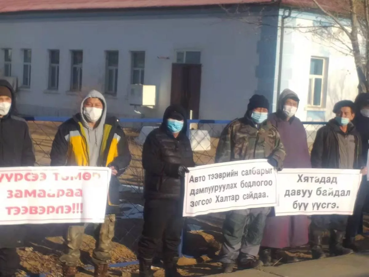 Замын-Үүд боомтод жолооч нар эсэргүүцлээ илэрхийлж байна