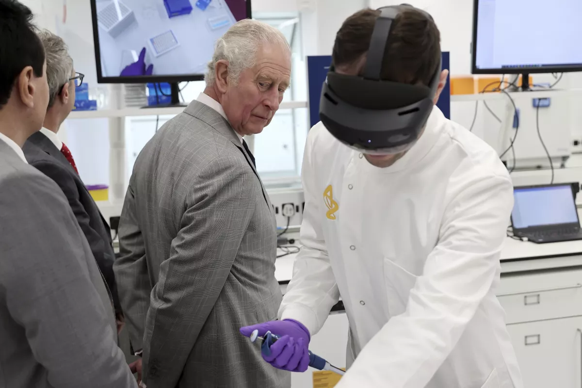 Их Британийн хунтайж Чарльз AstraZeneca судалгааны шинэ төв нээлээ
