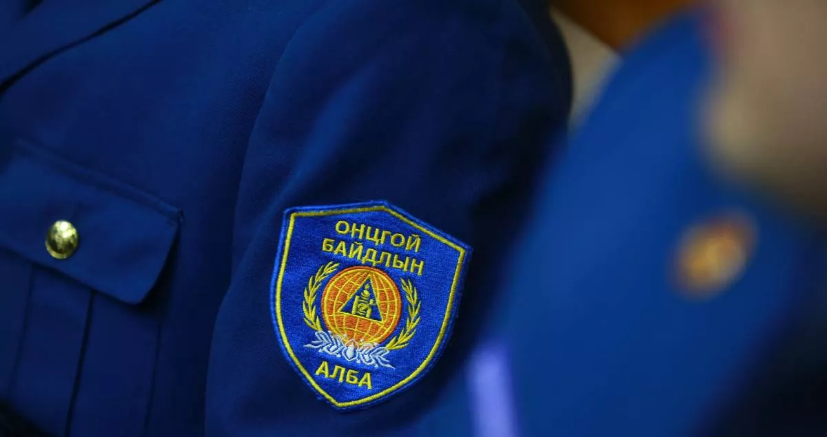 Автомашины төмөр эд ангид хавчуулагдсан байсан 2 иргэнийг аварчээ
