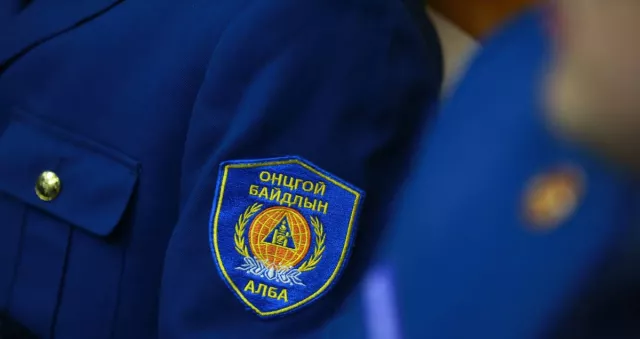 Автомашины төмөр эд ангид хавчуулагдсан байсан 2 иргэнийг аварчээ