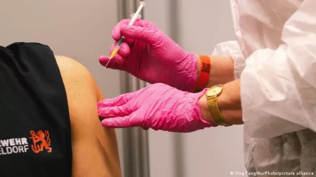 Шинэ Зеландын иргэн 10 удаа вакцин хийлгэсэн хэргээр шалгагдаж байна