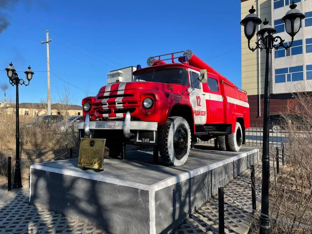 Албандаа 40 жил “зүтгэсэн” гал унтраах автомашин хөшөө болон сүндэрлэлээ
