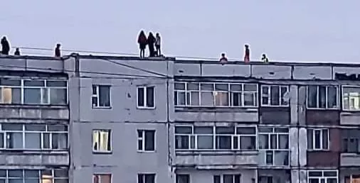 ШУУРХАЙ: Дээврээс үсэрсэн хоёр хүүхдийг эмнэлгийн байгууллагад хүргэжээ