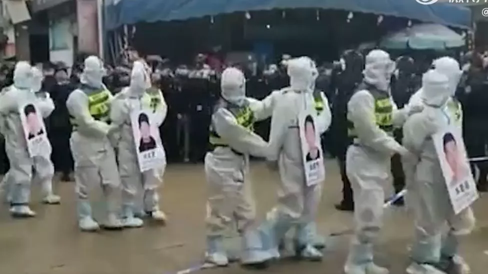 Хятад: Хэрэгтнүүдийг нэр, зургийг нь бариулан гудамжаар алхуулжээ
