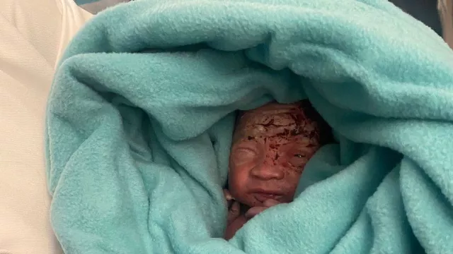 Онгоцны ариун цэврийн өрөөнөөс дөнгөж төрсөн нярай хүүхэд олджээ