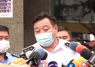 Хүн зодсон цагдаа нарын албан тушаалыг түдгэлзүүлэн шалгаж байна