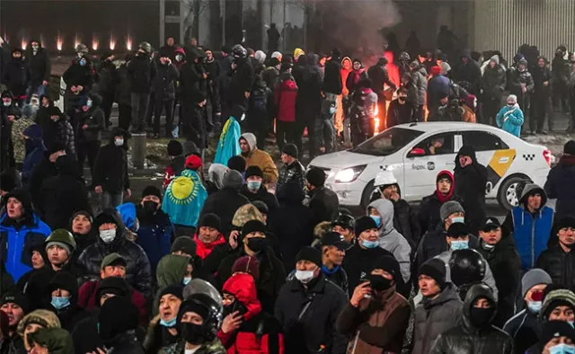 КАЗАХСТАН: Цэргүүдэд анхааруулахгүйгээр буудах тушаал өглөө
