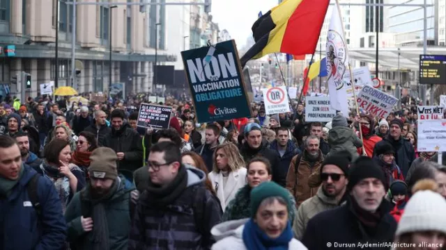 Хязгаарлалтыг эсэргүүцсэн жагсаал цуглаан нь Омикроны тархалтыг нэмэгдүүлж байна