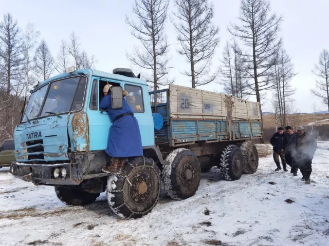Тусгай хамгаалалттай газар самар түүж, загасчилж байсан иргэдийг  БУУЛГАЖЭЭ