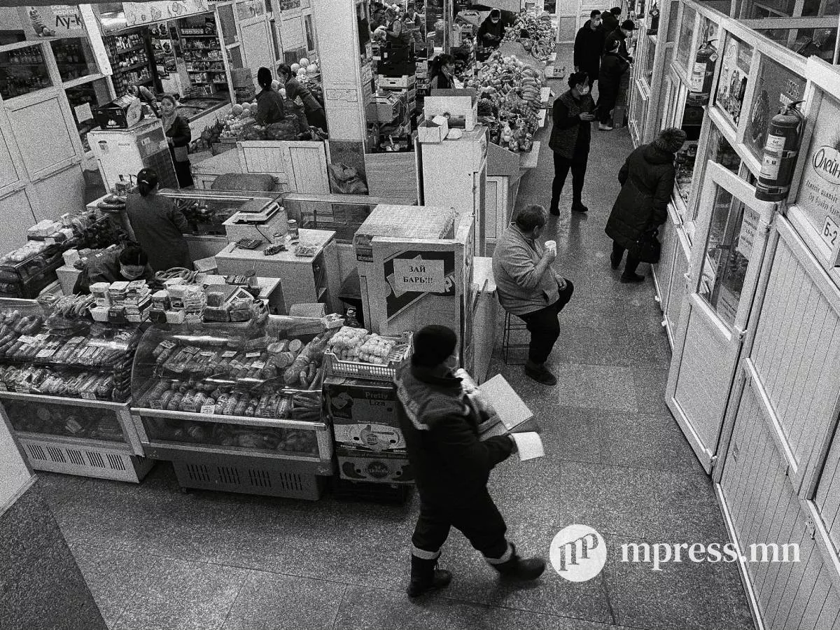 Гэртээ цагаан сараа тэмдэглэхийг эрмэлзсэн хүмүүс захаар холхино
