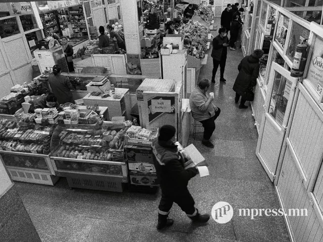 Гэртээ цагаан сараа тэмдэглэхийг эрмэлзсэн хүмүүс захаар холхино