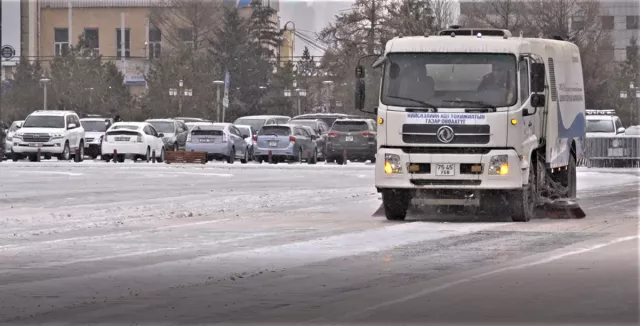 Халтиргаанаас сэргийлж өнгөрсөн шөнө 130 гаруй тонн давс, бодис цацжээ