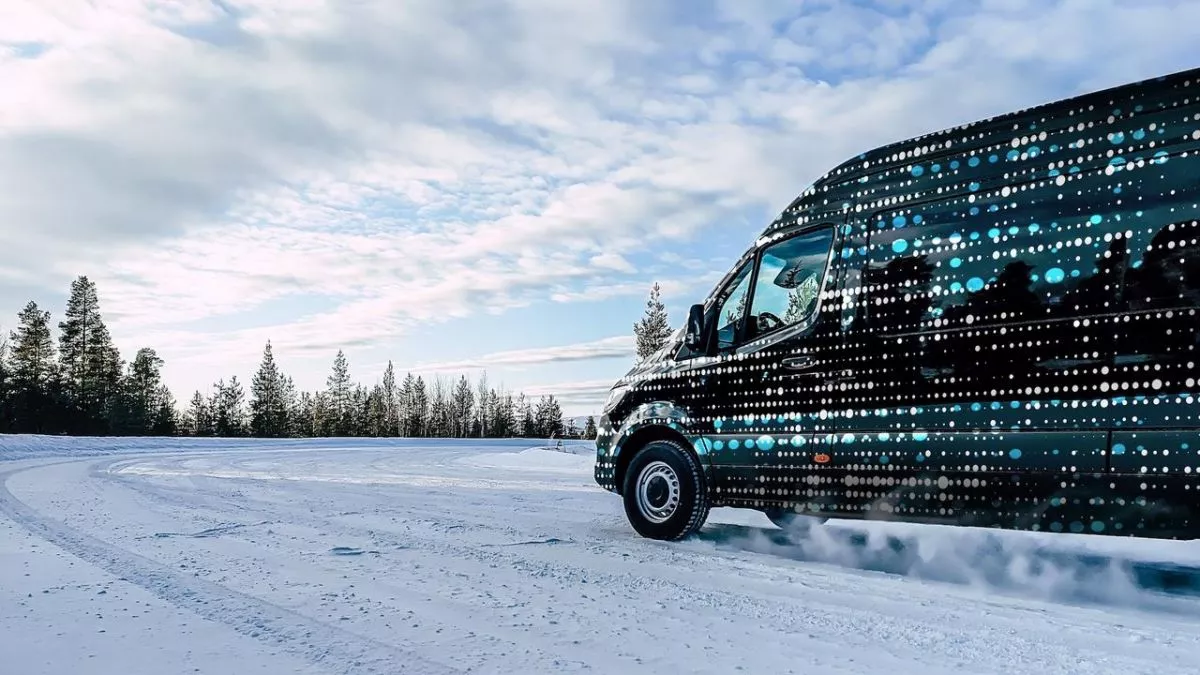 Mercedes-Benz шинэ цахилгаан eSprinter-ийн сурталчилгааг үзүүлэв