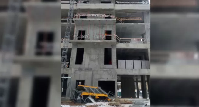 Баригдаж байсан барилгын лифтний хонгилд унаж нас баржээ