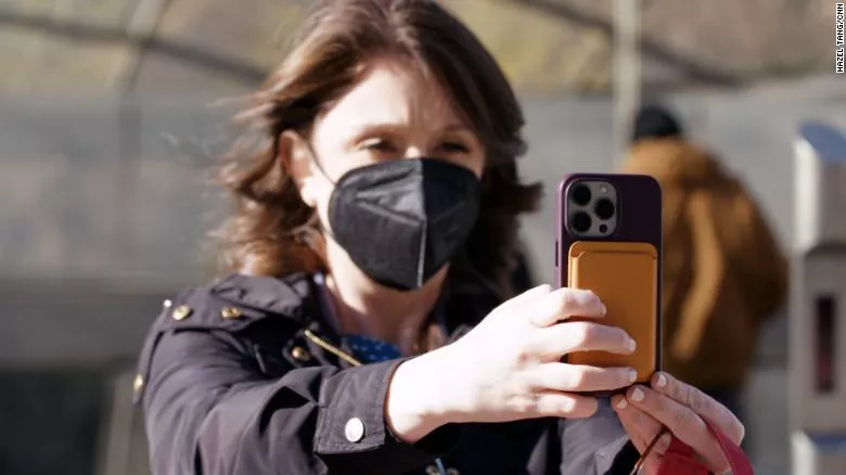 Маск зүүсэн үедээ iPhone утасны түгжээг тайлах сонголтыг туршжээ