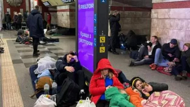 Киевийн иргэд метроны хонгилд цугларч байна