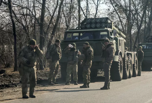 Орос цэргүүд энгийн иргэдийн гар утсыг булааж байна