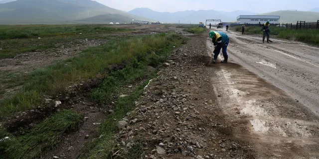 Үерийн уснаас үүдэлтэй замын эвдрэлийг засаж байна