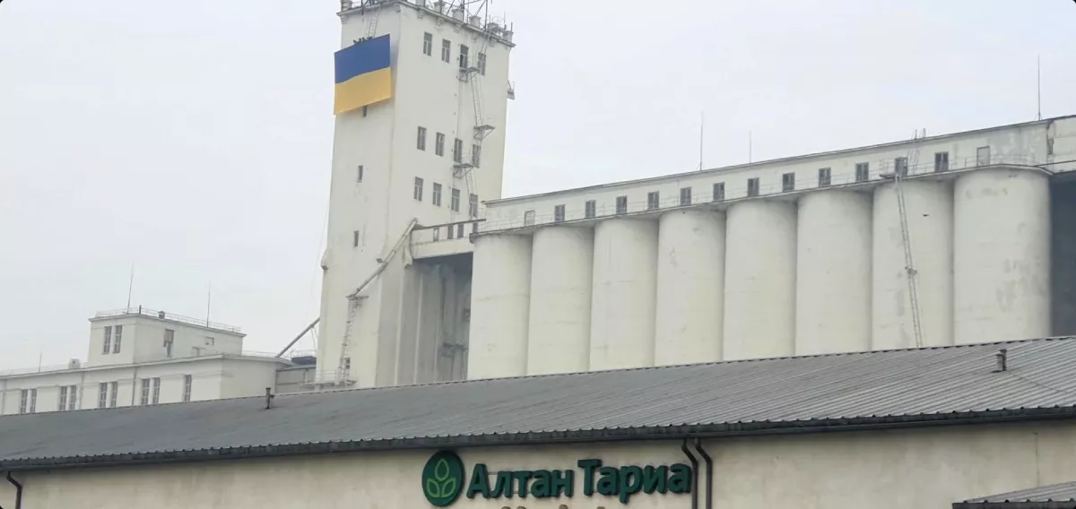 Алтантариа компанийн удирдлага Украины далбааг өлгөжээ