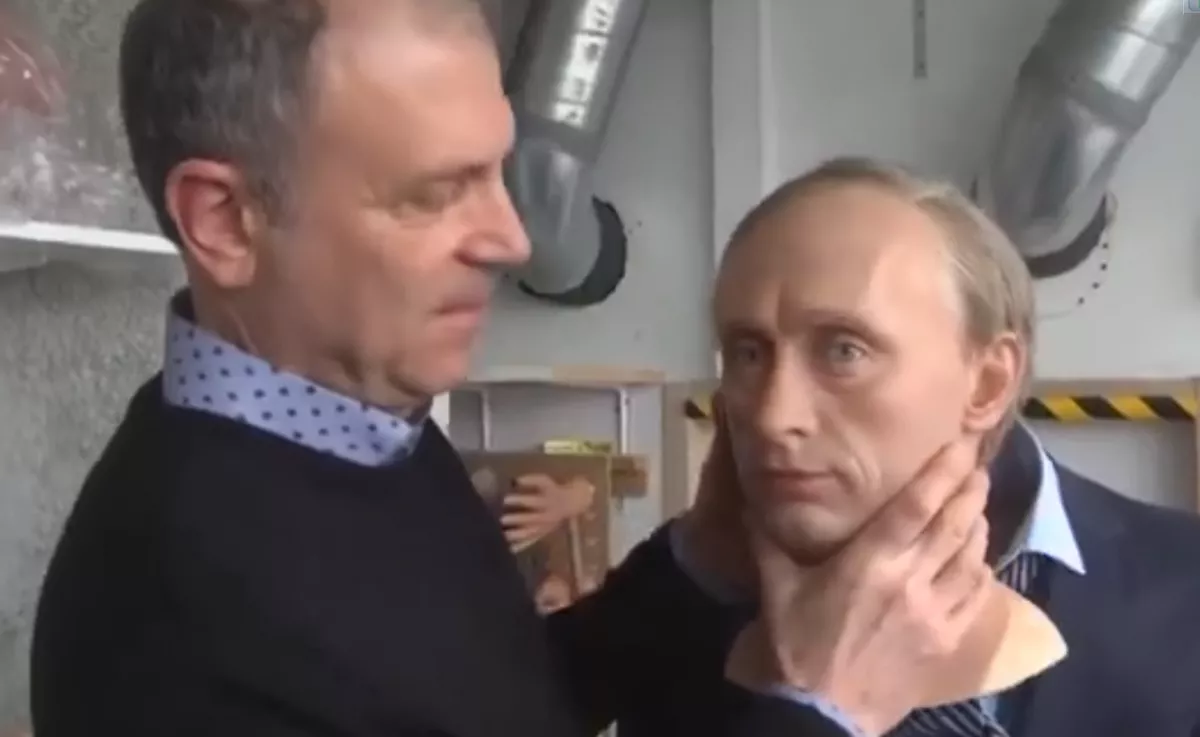 Видео: Парисын лаан музей Путины хөшөөг буулгажээ