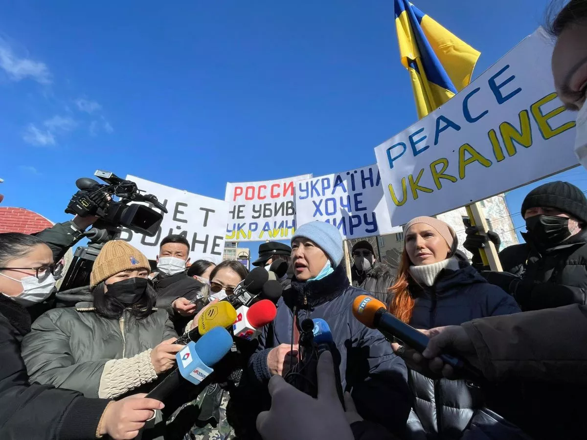 ШУУД: Украин иргэдийн тайван жагсаал болж байна