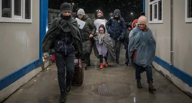 Унгар улс Украины дүрвэгчдэд хилээ нээлээ