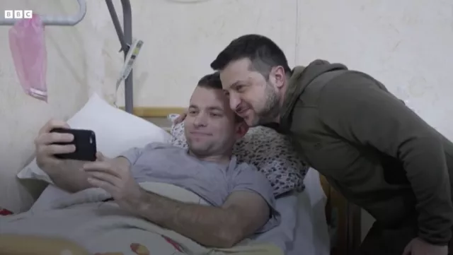 В.Зеленський шархадсан цэргүүдээ эмнэлэгт очин эргэжээ
