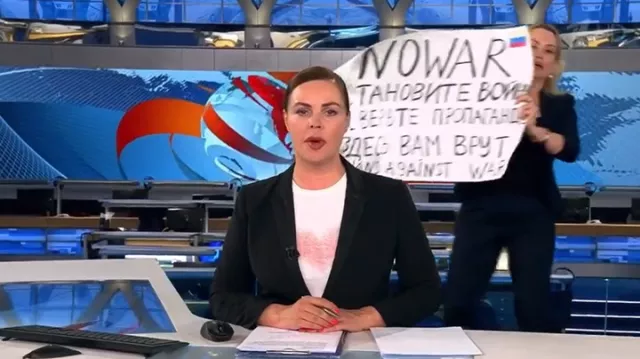 Видео: Оросын “Первый канал“-ын шууд мэдээний дундуур эсэргүүцлээ илэрхийлжээ