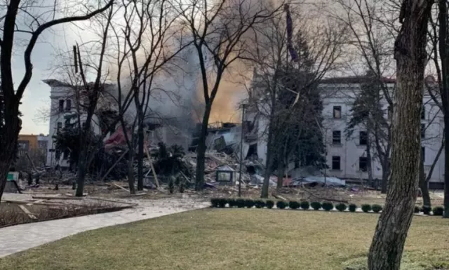 Энгийн 500 иргэн нуугдаж байсан театрыг Оросууд бөмбөгдлөө