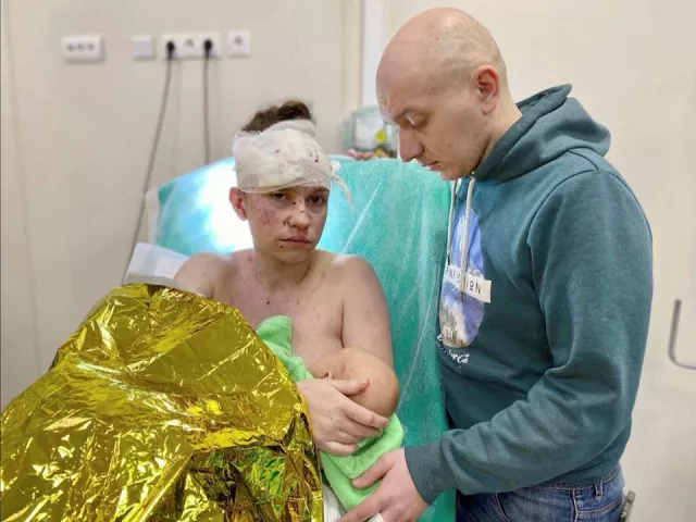 Украин эх нялх хүүхдээ дэлбэрэлтээс хамгаалжээ