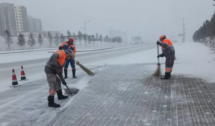 Өглөө орсон цасыг зам, талбайн 241 үйлчлэгч цэвэрлэж байна
