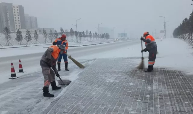 Өглөө орсон цасыг зам, талбайн 241 үйлчлэгч цэвэрлэж байна